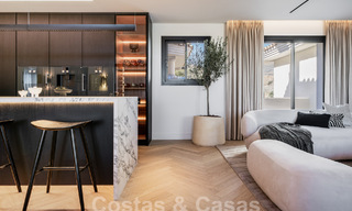 Kwalitatief gerenoveerd penthouse te koop met uitnodigend terras en zeezicht in Nueva Andalucia, Marbella 61158 