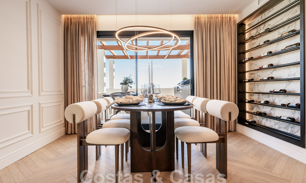 Kwalitatief gerenoveerd penthouse te koop met uitnodigend terras en zeezicht in Nueva Andalucia, Marbella 61160