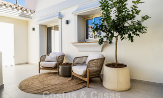 Kwalitatief gerenoveerd penthouse te koop met uitnodigend terras en zeezicht in Nueva Andalucia, Marbella 61161 