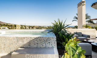 Kwalitatief gerenoveerd penthouse te koop met uitnodigend terras en zeezicht in Nueva Andalucia, Marbella 61162 