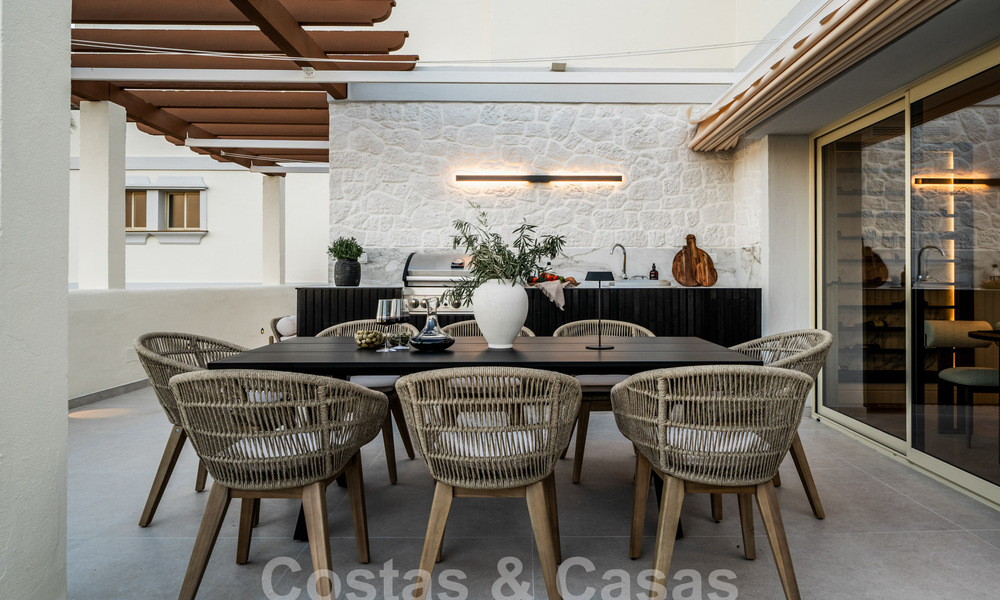 Kwalitatief gerenoveerd penthouse te koop met uitnodigend terras en zeezicht in Nueva Andalucia, Marbella 61163