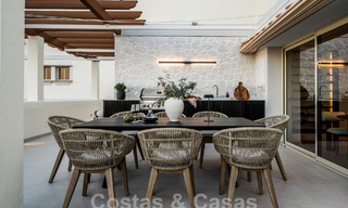 Kwalitatief gerenoveerd penthouse te koop met uitnodigend terras en zeezicht in Nueva Andalucia, Marbella 61163 