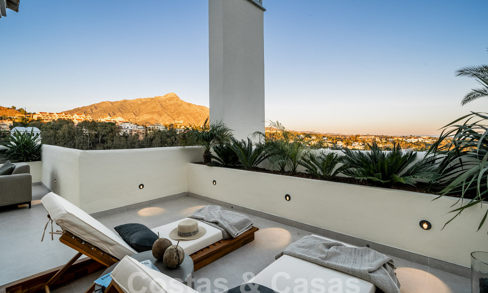 Kwalitatief gerenoveerd penthouse te koop met uitnodigend terras en zeezicht in Nueva Andalucia, Marbella 61164