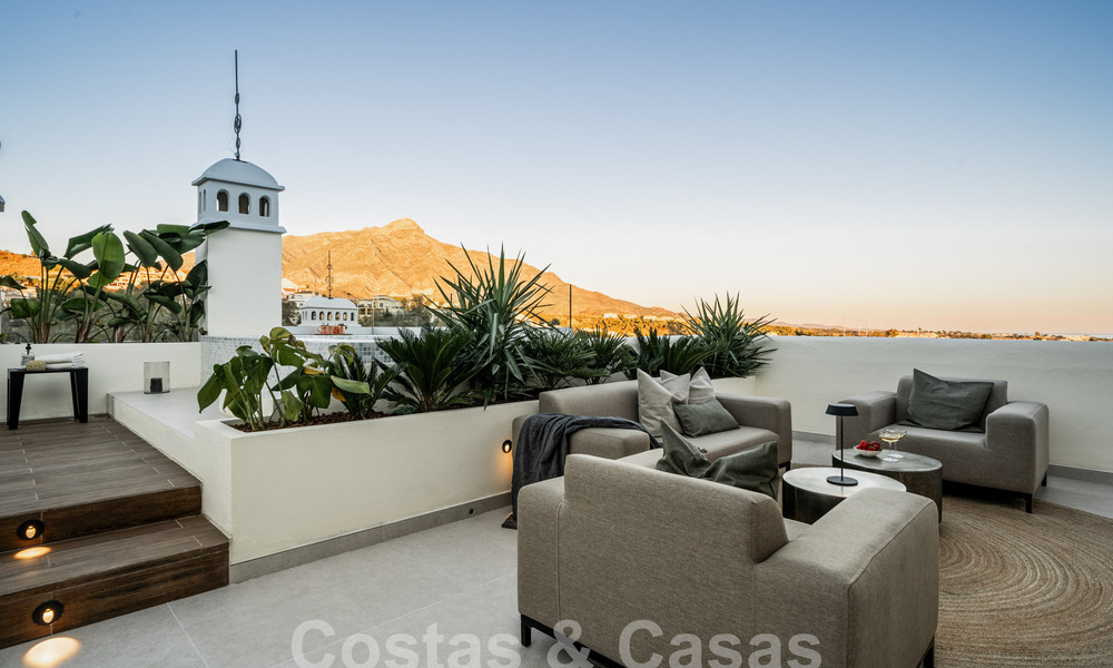 Kwalitatief gerenoveerd penthouse te koop met uitnodigend terras en zeezicht in Nueva Andalucia, Marbella 61165