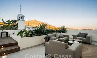 Kwalitatief gerenoveerd penthouse te koop met uitnodigend terras en zeezicht in Nueva Andalucia, Marbella 61165 