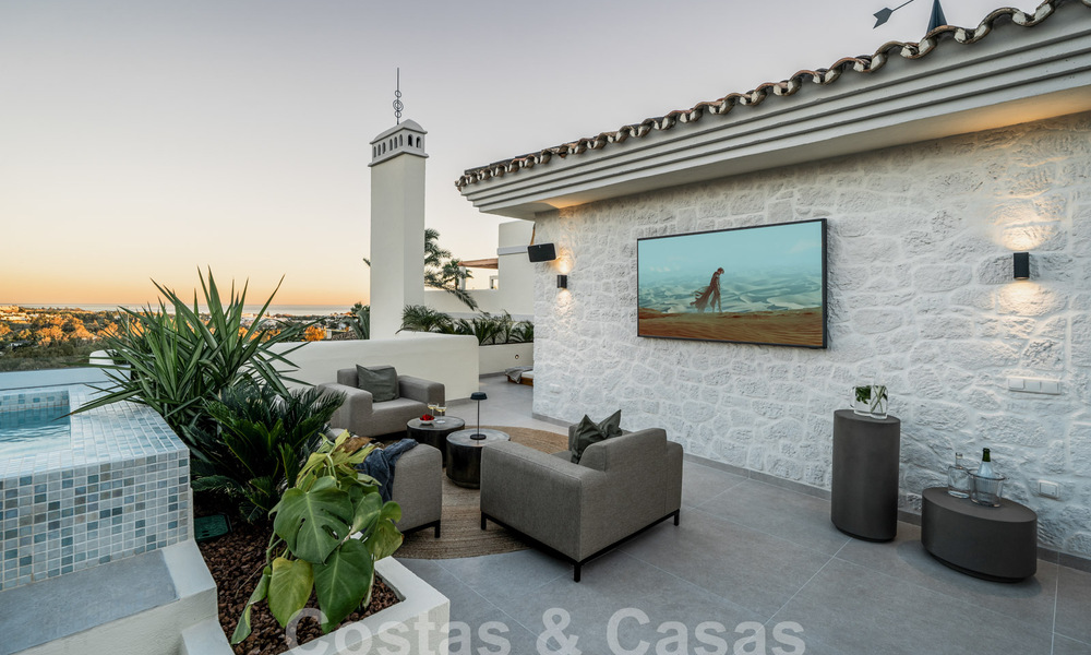Kwalitatief gerenoveerd penthouse te koop met uitnodigend terras en zeezicht in Nueva Andalucia, Marbella 61166
