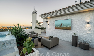 Kwalitatief gerenoveerd penthouse te koop met uitnodigend terras en zeezicht in Nueva Andalucia, Marbella 61166 