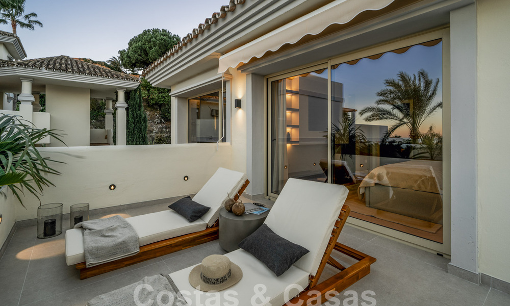 Kwalitatief gerenoveerd penthouse te koop met uitnodigend terras en zeezicht in Nueva Andalucia, Marbella 61167