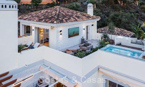 Kwalitatief gerenoveerd penthouse te koop met uitnodigend terras en zeezicht in Nueva Andalucia, Marbella 61168