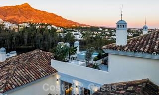 Kwalitatief gerenoveerd penthouse te koop met uitnodigend terras en zeezicht in Nueva Andalucia, Marbella 61169 