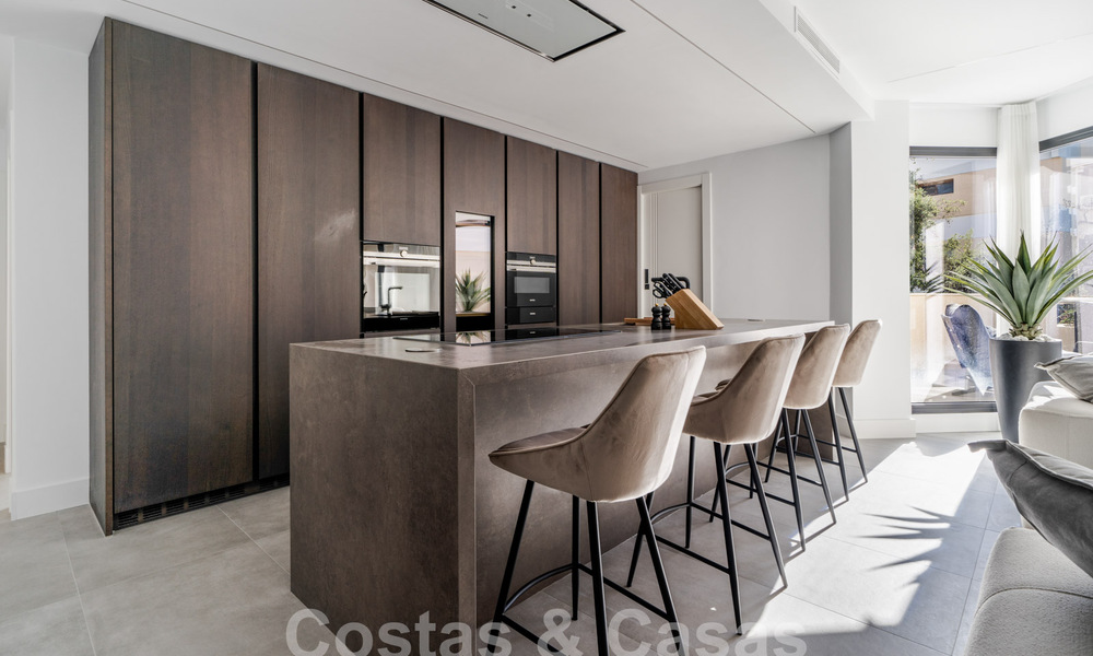 Modern gerenoveerd appartement te koop in een centraal gelegen, gated complex in Nueva Andalucia, Marbella 61186