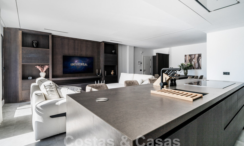 Modern gerenoveerd appartement te koop in een centraal gelegen, gated complex in Nueva Andalucia, Marbella 61190
