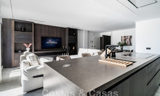 Modern gerenoveerd appartement te koop in een centraal gelegen, gated complex in Nueva Andalucia, Marbella 61190 