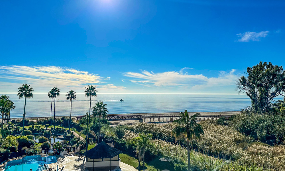 Ruim penthouse te koop in een gated strandcomplex met onverstoord zeezicht op de New Golden Mile, Marbella - Estepona 61420