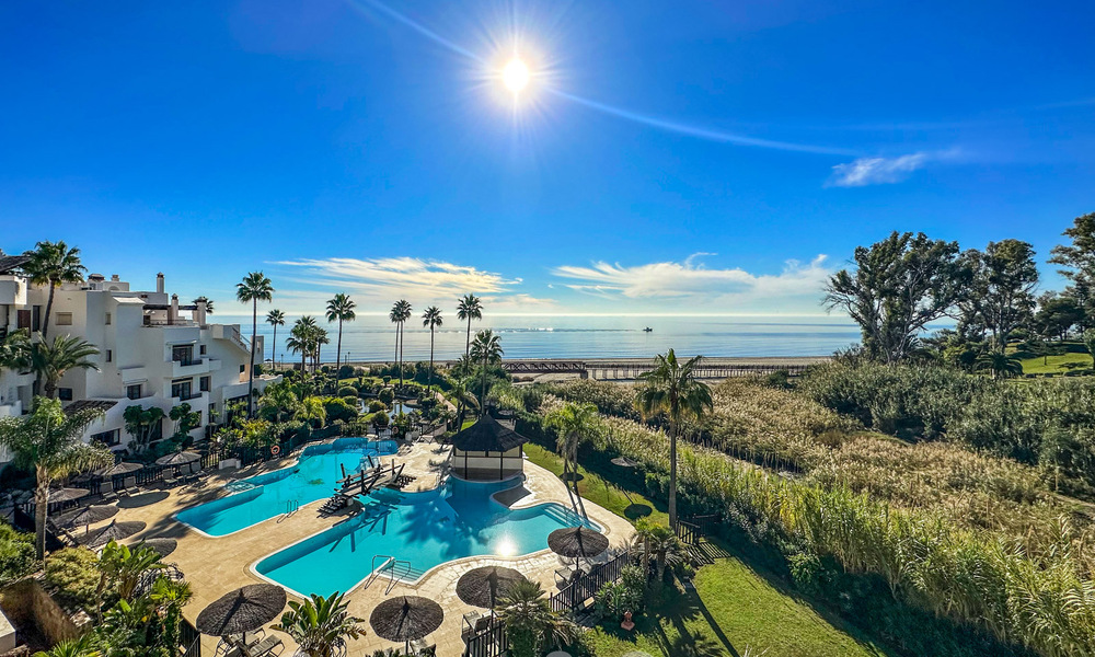 Ruim penthouse te koop in een gated strandcomplex met onverstoord zeezicht op de New Golden Mile, Marbella - Estepona 61421