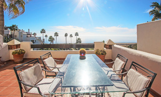 Ruim penthouse te koop in een gated strandcomplex met onverstoord zeezicht op de New Golden Mile, Marbella - Estepona 61433 