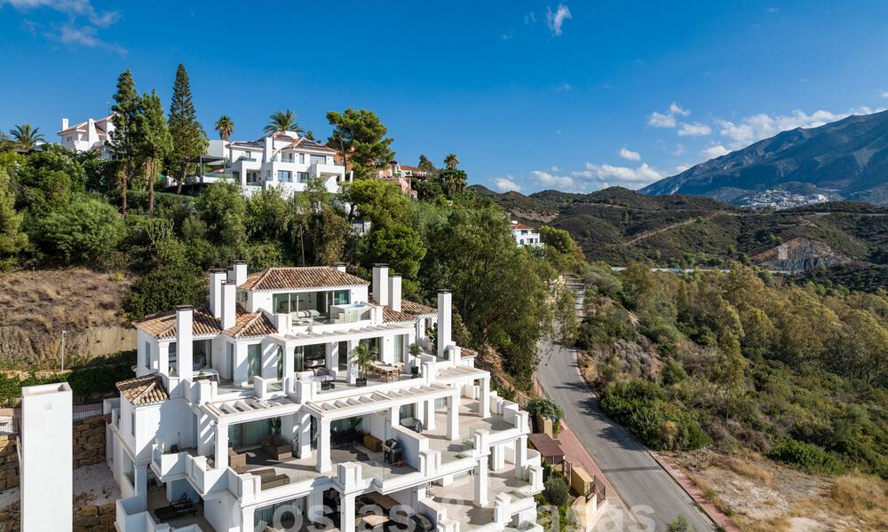 Verfijnd, ruim, luxe penthouse te koop met zeezicht in een boutique complex in Nueva Andalucia, Marbella 61211