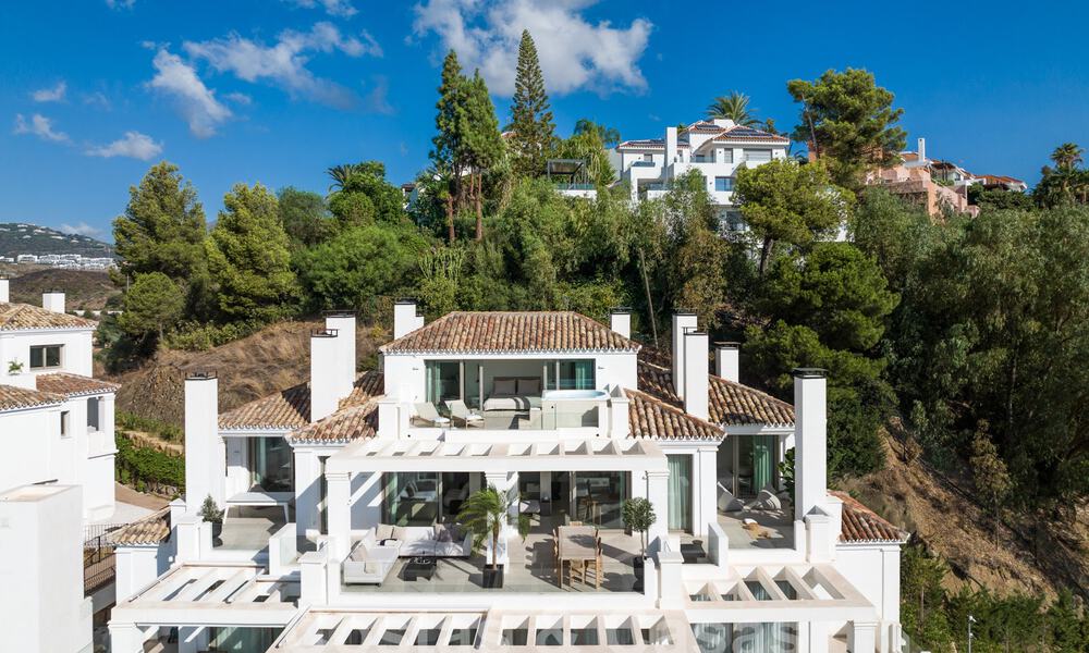 Verfijnd, ruim, luxe penthouse te koop met zeezicht in een boutique complex in Nueva Andalucia, Marbella 61213