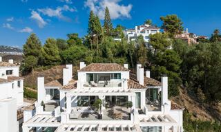 Verfijnd, ruim, luxe penthouse te koop met zeezicht in een boutique complex in Nueva Andalucia, Marbella 61213 