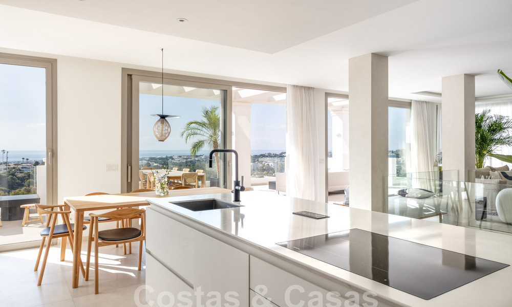 Verfijnd, ruim, luxe penthouse te koop met zeezicht in een boutique complex in Nueva Andalucia, Marbella 61218