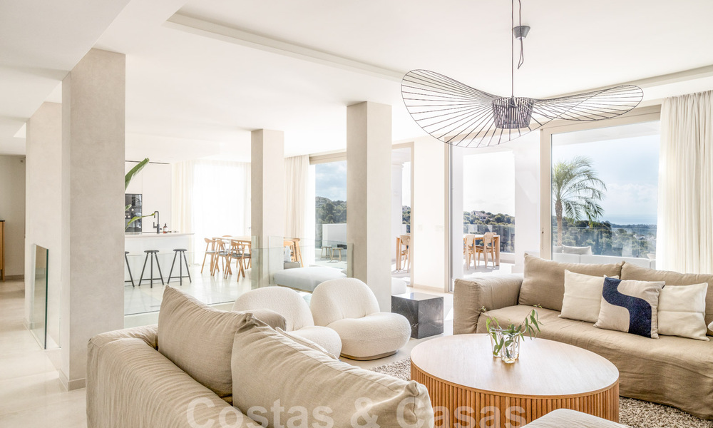 Verfijnd, ruim, luxe penthouse te koop met zeezicht in een boutique complex in Nueva Andalucia, Marbella 61221