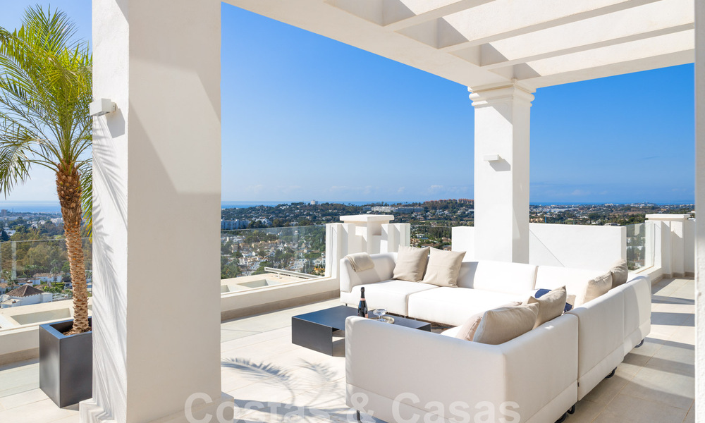 Verfijnd, ruim, luxe penthouse te koop met zeezicht in een boutique complex in Nueva Andalucia, Marbella 61222