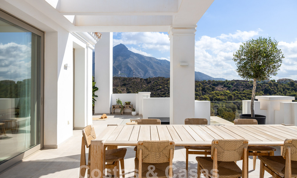 Verfijnd, ruim, luxe penthouse te koop met zeezicht in een boutique complex in Nueva Andalucia, Marbella 61225