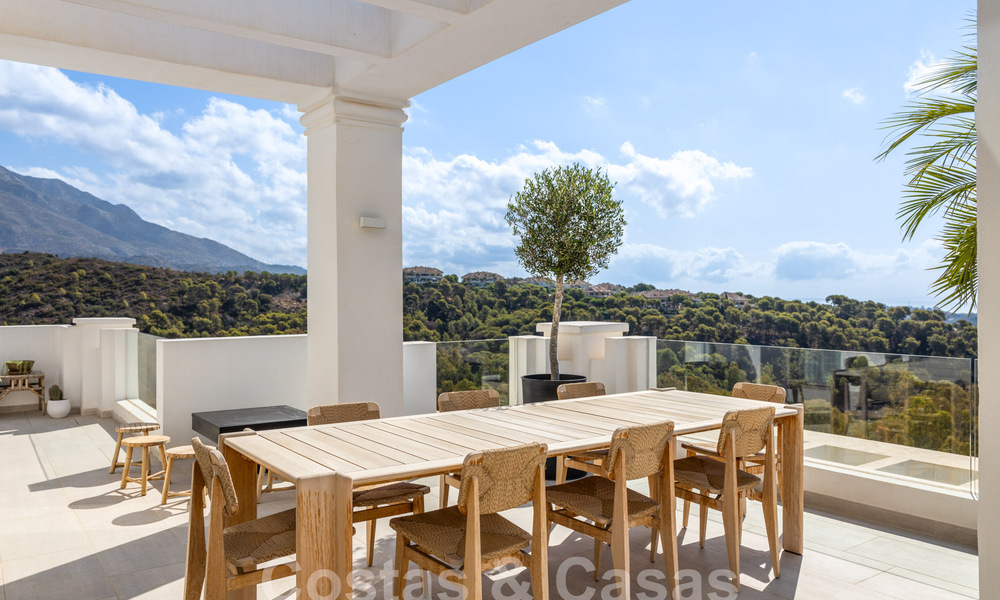 Verfijnd, ruim, luxe penthouse te koop met zeezicht in een boutique complex in Nueva Andalucia, Marbella 61226