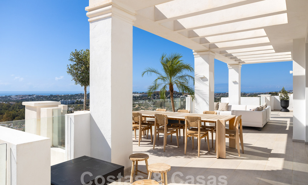 Verfijnd, ruim, luxe penthouse te koop met zeezicht in een boutique complex in Nueva Andalucia, Marbella 61227