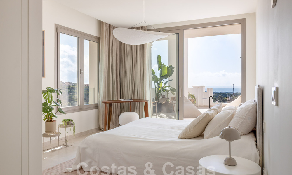 Verfijnd, ruim, luxe penthouse te koop met zeezicht in een boutique complex in Nueva Andalucia, Marbella 61234