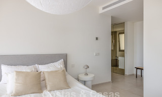 Verfijnd, ruim, luxe penthouse te koop met zeezicht in een boutique complex in Nueva Andalucia, Marbella 61235 