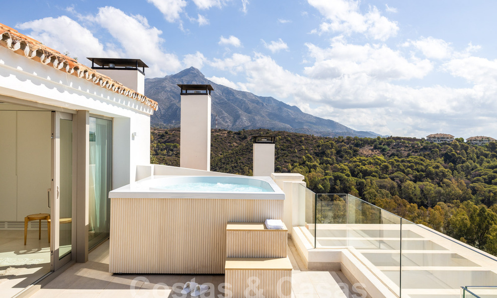 Verfijnd, ruim, luxe penthouse te koop met zeezicht in een boutique complex in Nueva Andalucia, Marbella 61240