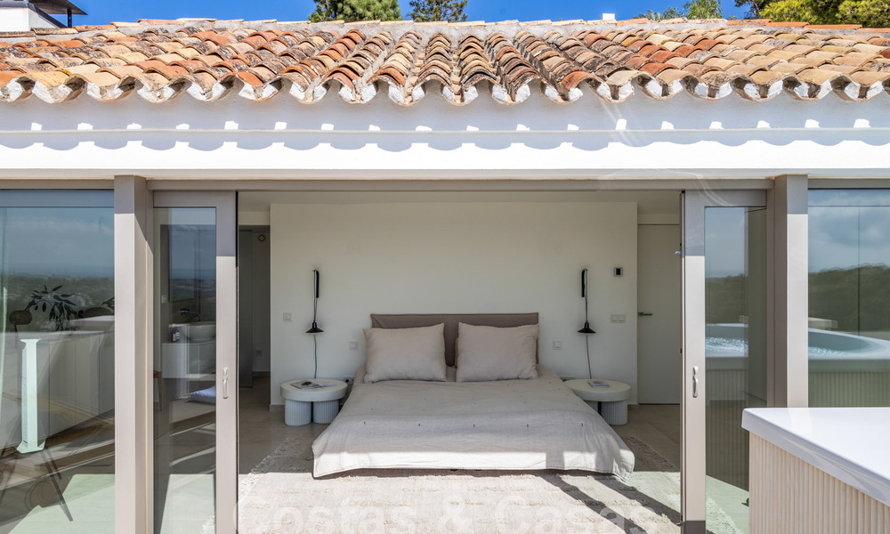 Verfijnd, ruim, luxe penthouse te koop met zeezicht in een boutique complex in Nueva Andalucia, Marbella 61243