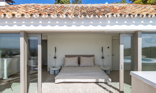 Verfijnd, ruim, luxe penthouse te koop met zeezicht in een boutique complex in Nueva Andalucia, Marbella 61243 