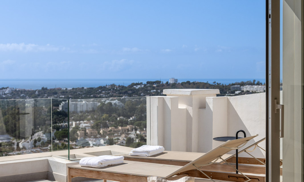 Verfijnd, ruim, luxe penthouse te koop met zeezicht in een boutique complex in Nueva Andalucia, Marbella 61248