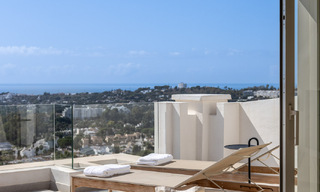 Verfijnd, ruim, luxe penthouse te koop met zeezicht in een boutique complex in Nueva Andalucia, Marbella 61248 