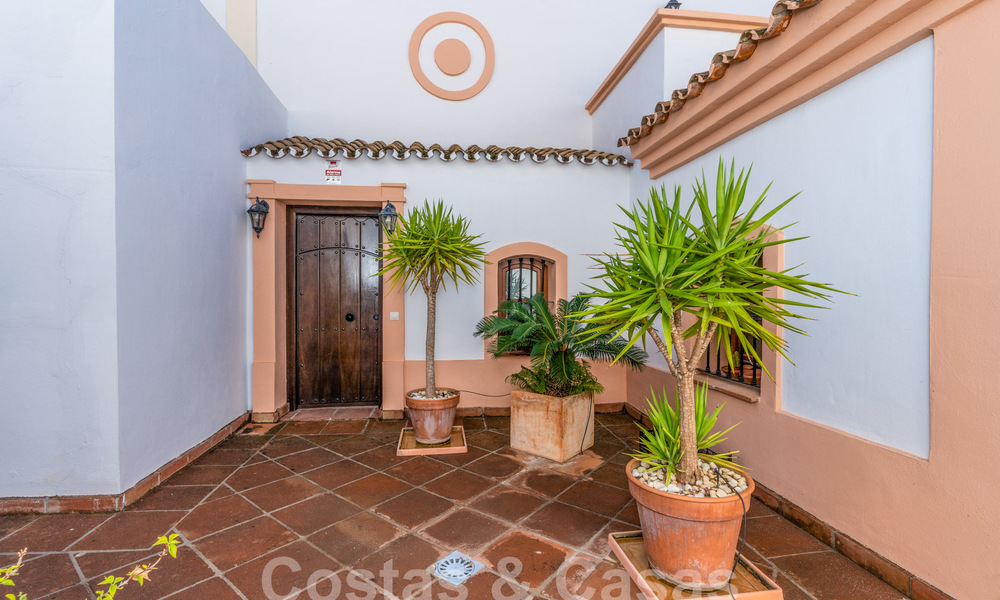 Charmant, Andalusisch, halfvrijstaand huis met zeezicht te koop in de heuvels van Marbella - Benahavis 61892