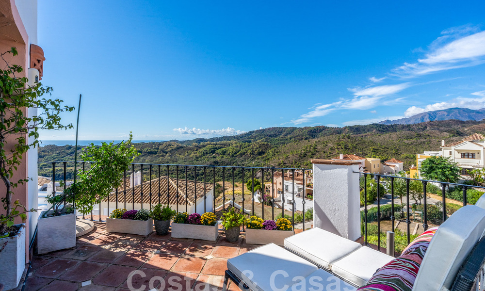 Charmant, Andalusisch, halfvrijstaand huis met zeezicht te koop in de heuvels van Marbella - Benahavis 61900