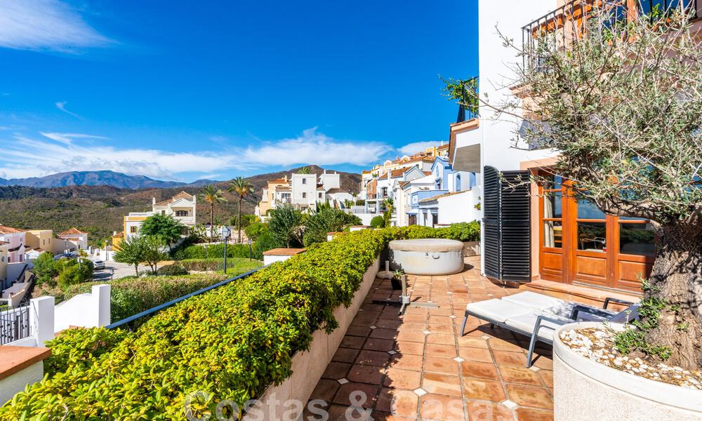 Charmant, Andalusisch, halfvrijstaand huis met zeezicht te koop in de heuvels van Marbella - Benahavis 61920