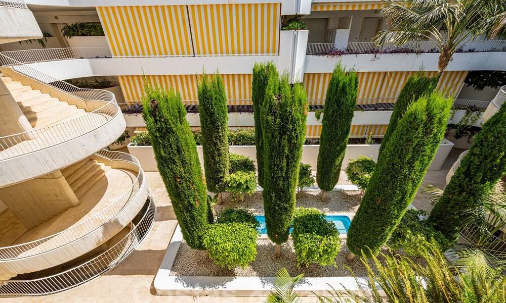 Luxueus appartement te koop met panoramisch zeezicht in een gated urbanisatie op de Golden Mile, Marbella 61728