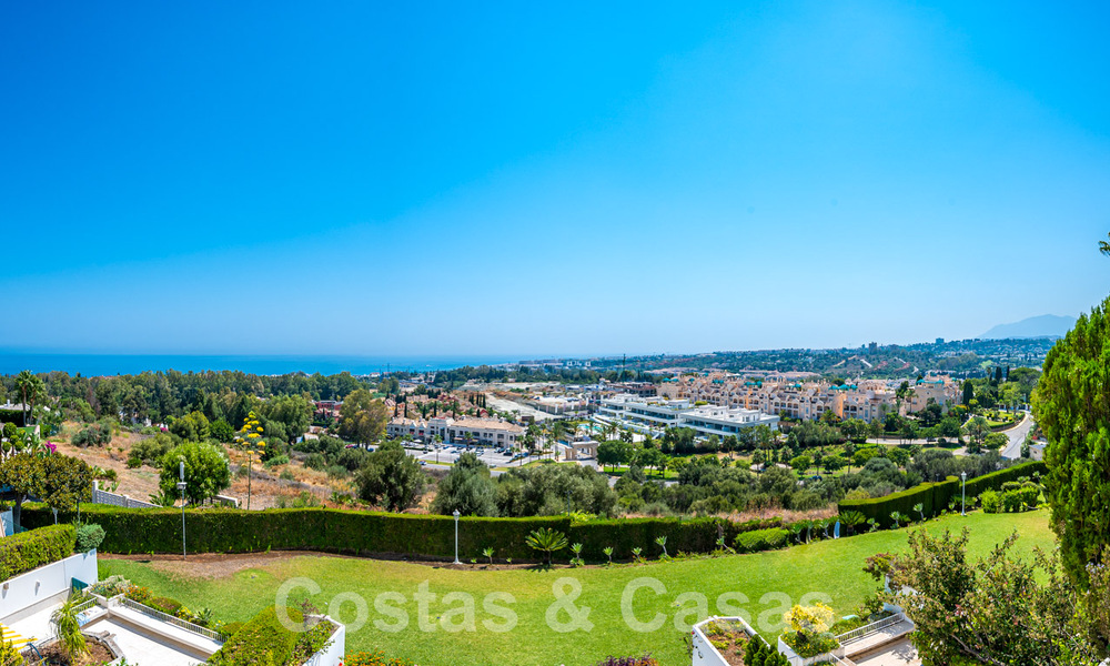Luxueus appartement te koop met panoramisch zeezicht in een gated urbanisatie op de Golden Mile, Marbella 61730