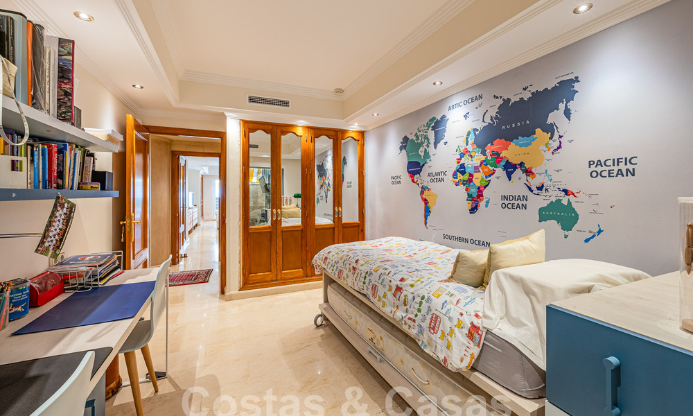 Luxueus appartement te koop met panoramisch zeezicht in een gated urbanisatie op de Golden Mile, Marbella 61732