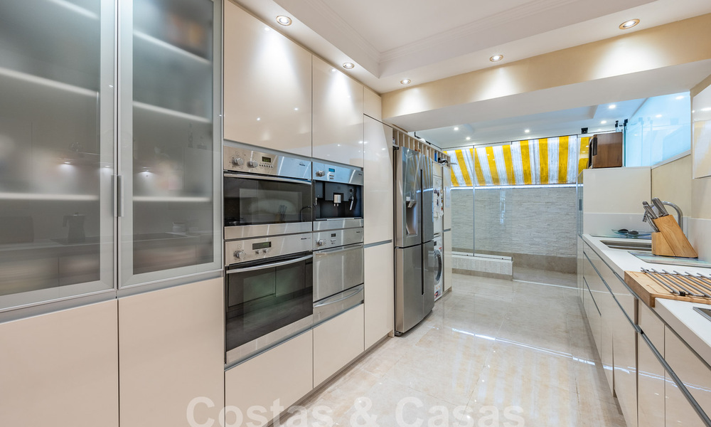 Luxueus appartement te koop met panoramisch zeezicht in een gated urbanisatie op de Golden Mile, Marbella 61737