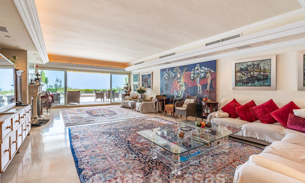 Luxueus appartement te koop met panoramisch zeezicht in een gated urbanisatie op de Golden Mile, Marbella 61755