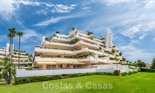 Luxueus appartement te koop met panoramisch zeezicht in een gated urbanisatie op de Golden Mile, Marbella 61764 