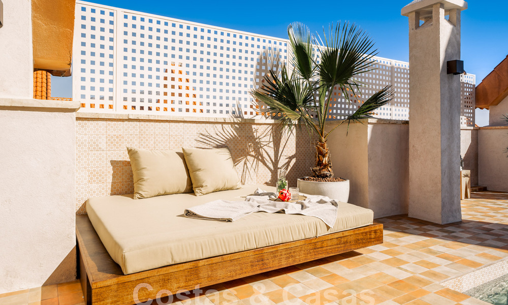 Indrukwekkend gerenoveerd penthouse te koop met panoramisch golf- en zeezicht in het hartje van Nueva Andalucia, Marbella 61797