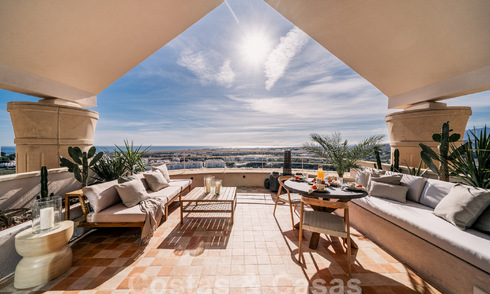 Indrukwekkend gerenoveerd penthouse te koop met panoramisch golf- en zeezicht in het hartje van Nueva Andalucia, Marbella 61803