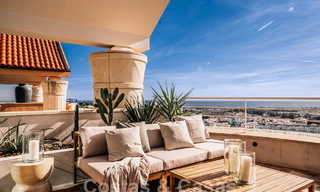 Indrukwekkend gerenoveerd penthouse te koop met panoramisch golf- en zeezicht in het hartje van Nueva Andalucia, Marbella 61804 