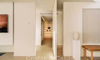 Indrukwekkend gerenoveerd penthouse te koop met panoramisch golf- en zeezicht in het hartje van Nueva Andalucia, Marbella 61810 