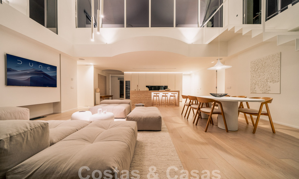 Indrukwekkend gerenoveerd penthouse te koop met panoramisch golf- en zeezicht in het hartje van Nueva Andalucia, Marbella 61817